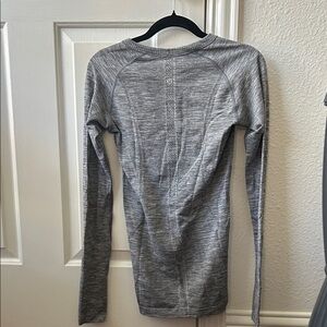 lululemon athletica Heathered Gray Long Sleeve Tee